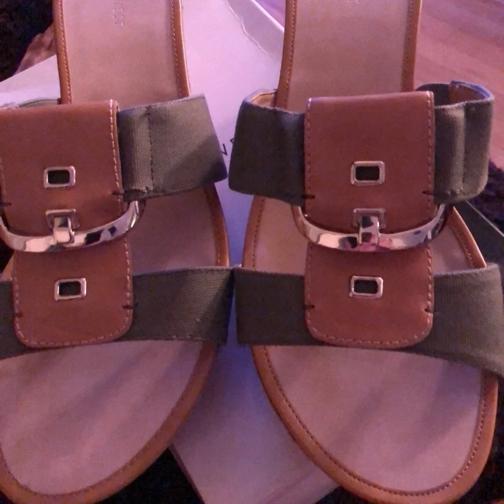Nine West size 10.5 green canvas and tan leather sandal silver buckle detail